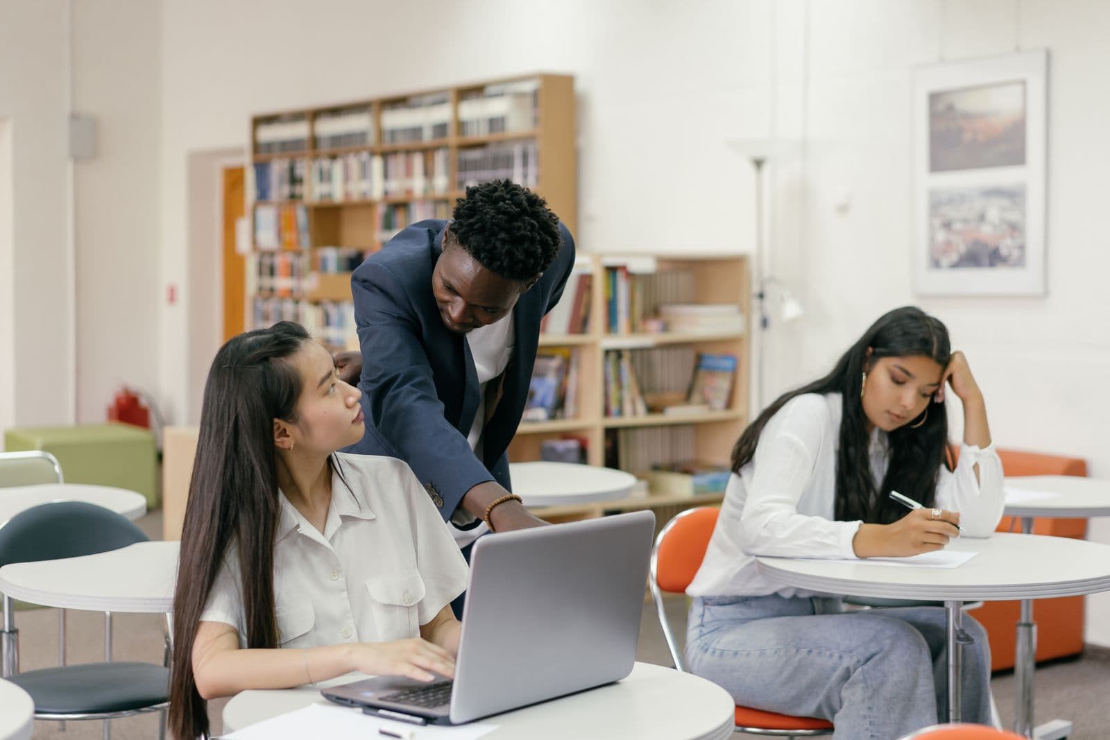 Formateur accompagnant une apprenante sur ordinateur